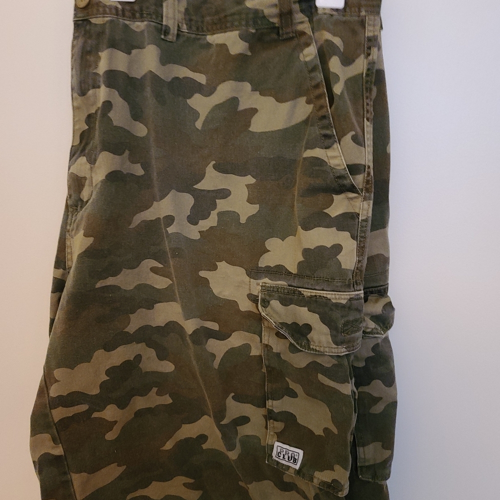 Mens Pro Club Cammo cargo shorts. 54 waist. Excellent condition